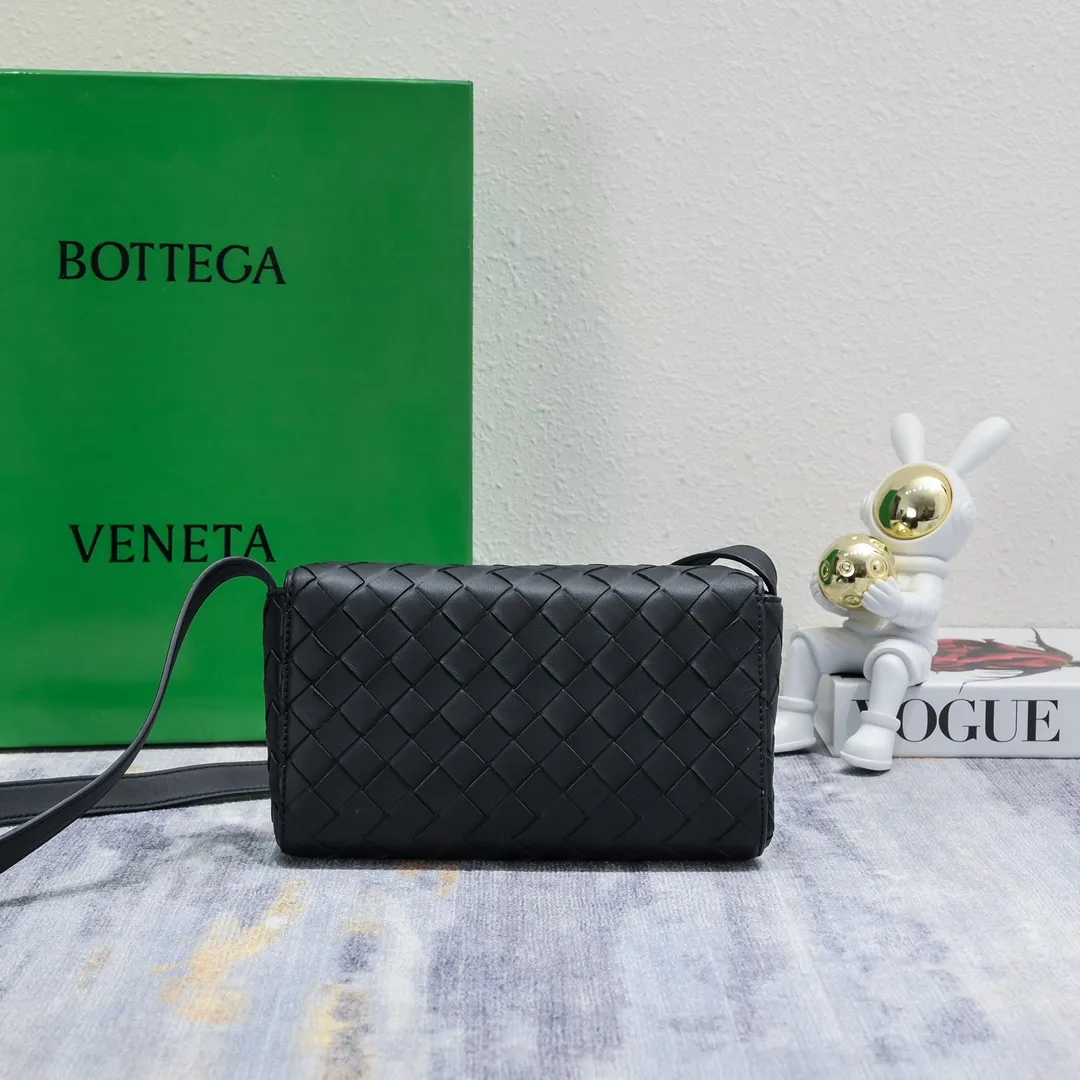 Batch 1420 Bottega Veneta's new style 🆕 mini andiamo bag is so pretty. The dark brown color is very versatile. It is high-end and casual and sexy. Andiamo is not only a commuter bag 🥰 It can be worn crossbody and carried by hand, and it is no problem to match it with evening wear. It can be matched with clothes casually, showing high-end elegance. Style number: 5545 Size: 21.5*13*4.5cm